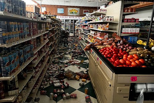 Das starke Erdbeben brachte Regale zum Schwanken. - © Dylan McNeill/The Times-Standard via AP/dpa