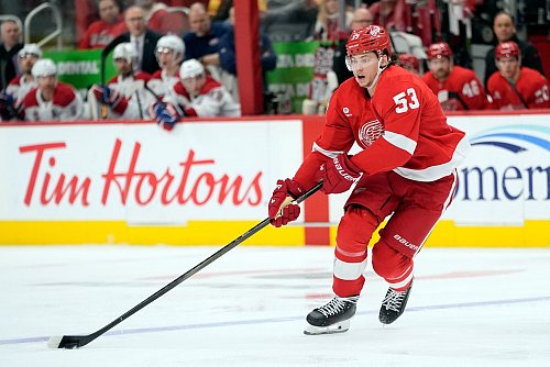 NHL-Star-Verteidiger Moritz Seider erwartet die beste deutsche Eishockey-Nationalmannschaft überhaupt bei Olympia - © Carlos Osorio/AP/dpa