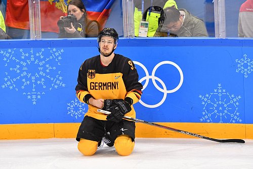 Bekommt der langjährige DEB-Kapitän Moritz Müller noch einmal die Chance, bei Olympia mit NHL-Cracks auf dem Eis zu stehen? - © Peter Kneffel/dpa