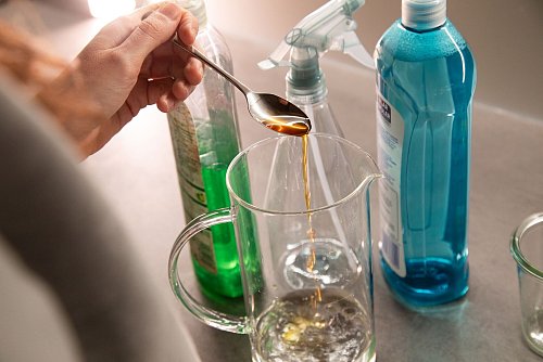 Schritt 1: Einen Teelöffel Essig zu 200 Millilitern Wasser geben. - © Christin Klose/dpa-tmn