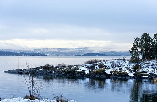 Das Hotel der Handballer liegt direkt am Wasser. - © Soeren Stache/dpa