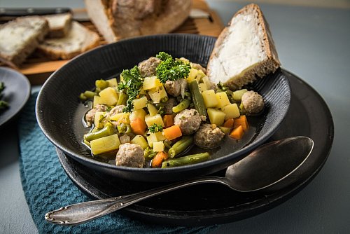 Statt mit Wurst lässt sich eine Kartoffelsuppe auch gut mit Hackbällchen kochen. - © Christin Klose/dpa-tmn