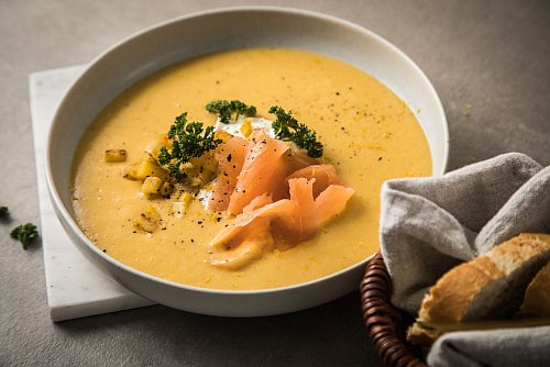 Fisch statt Fleisch gewünscht? Geht auch, wie in dieser Kartoffelcremesuppe mit Schmand, Räucherlachs und Petersilie. - © Christin Klose/dpa-tmn