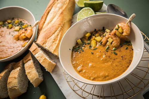Die exotische Version des Klassikers: Kartoffel-Curry-Suppe mit Garnelen, Chili und Limetten. - © Christin Klose/dpa-tmn