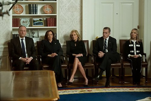 Bidens Vize Kamala Harris, First Lady Jill Biden und andere Vertraute verfolgten die Rede im Oval Office. - © Mark Schiefelbein/AP/dpa