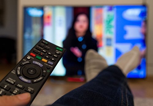 Menschen im Ruhestand verbringen unter allen Altersgruppen die meiste Zeit mit Fernsehen und Streamen. (Symbolfoto) - © Monika Skolimowska/dpa