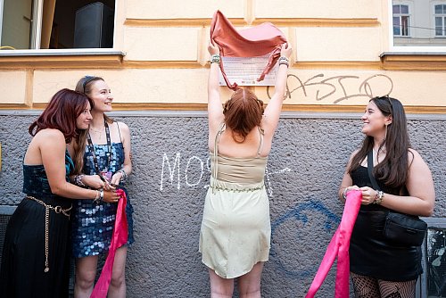 Taylor-Swift-Fans enthüllen eine Gedenktafel. - © Georg Hochmuth/APA/dpa