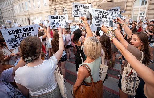 Die Fans hoffen, dass Taylor Swift doch noch in Wien auftritt. - © Georg Hochmuth/APA/dpa