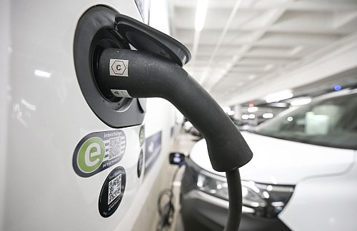 Scholz will den Absatz von E-Autos ankurbeln - © Bernd Weißbrod/dpa