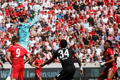 Kampf um die Königsklasse: Freiburg gegen Frankfurt. - © Philipp von Ditfurth/dpa
