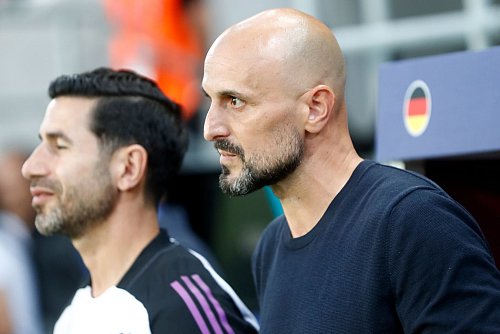 U21-Nationaltrainer Antonio Di Salvo (r) erlebte einen höchst intensiven Abend. - © Branislav Racko/dpa