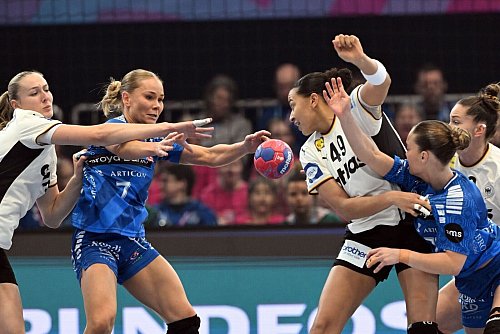 Aimée von Pereira ist die Abwehrchefin im DHB-Team. - © Federico Gambarini/dpa