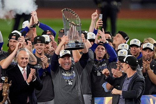 Die Los Angeles Dodgers feiern mit der Trophäe ihren Sieg in der World Series. - © Seth Wenig/AP/dpa