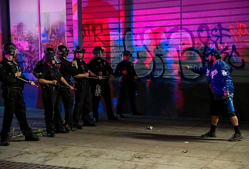 Ein Dodgers-Fan setzt sich mit der Polizei auseinander. - © Ethan Swope/AP/dpa