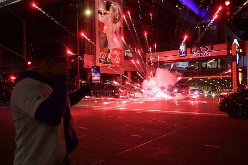 Ein Feuerwerk explodiert in Los Angeles. - © Ethan Swope/AP/dpa