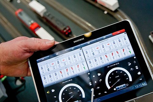 Volle Kontrolle: Modelleisenbahnen lassen sich mittlerweile auch mit digitalen Geräten steuern. - © Daniel Karmann/dpa/dpa-tmn
