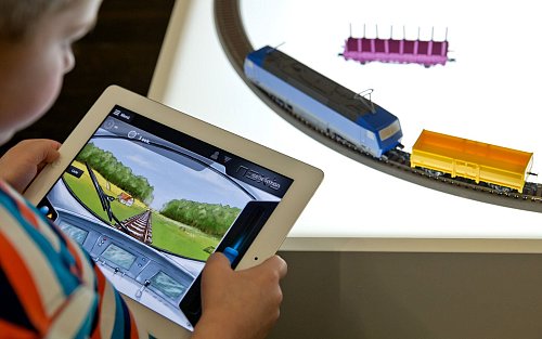 Hybride Technik: Längst gibt es auch im Bereich der Modelleisenbahn die Möglichkeit, verschiedene Modelle via App zu steuern. - © Daniel Karmann/dpa/dpa-tmn