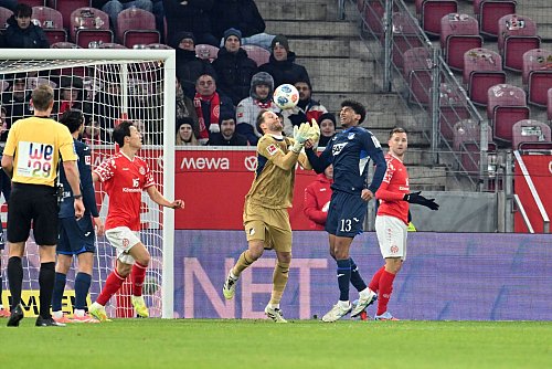 Oliver Baumann in seinem 500. Bundesliga-Spiel. - © Torsten Silz/dpa