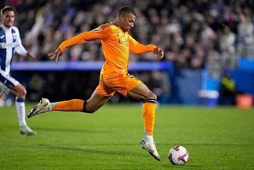 Superstar Kylian Mbappé fühlt sich langsam angekommen im Team. - © Bernat Armangue/AP