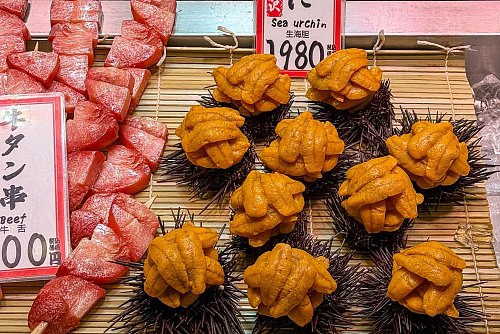 Exotische Delikatesse: Seeigel auf einem Markt in Osaka. - © Ralf Johnen/dpa-tmn