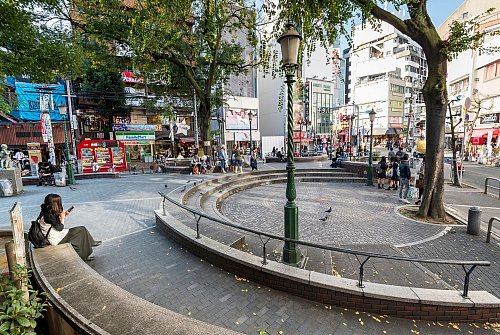 Rund um den Sankaku Park decken sich Osakas Hipster mit Vintage-Kleidung ein. - © Osaka Convention & Tourism Bureau/dpa-tmn