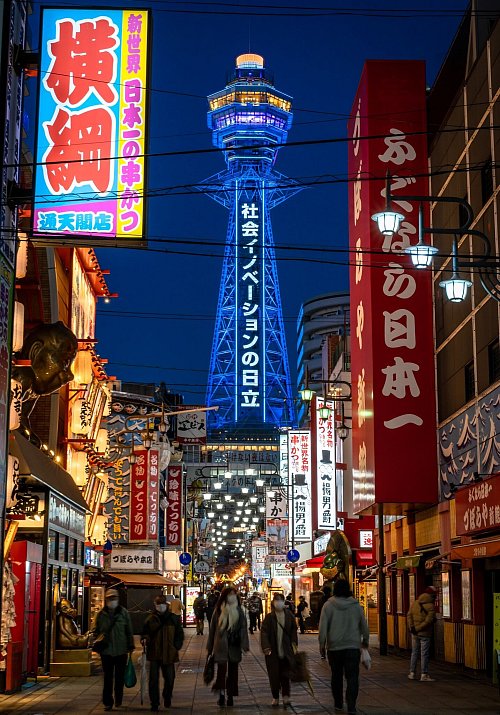 Wahrzeichen des Viertels Shinsekai: der Tsutenkaku-Turm. - © Osaka Convention & Tourism Bureau/dpa-tmn