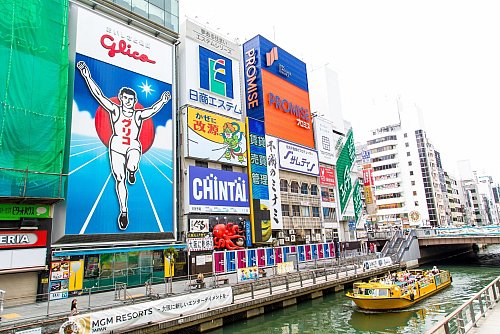 Der perfekte Hintergrund für Selfies: der «Glico Man», eine kultverdächtige Leuchtreklame nahe der Ebisu-Brücke. - © Osaka Convention & Tourism Bureau/dpa-tmn