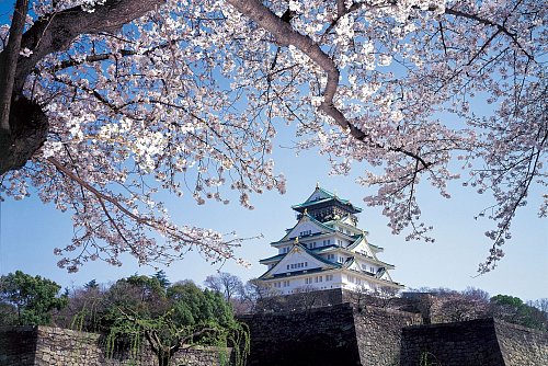 Osaka Castle: Die von einem Park umgebene Burg ist ein Ruhepunkt für all diejenigen, die dem Trubel der Innenstadt einmal entkommen wollen. - © Osaka Convention & Tourism Bureau/dpa-tmn