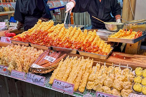 Aufgespießt und feilgeboten: Streetfood auf dem Kuromon Ichiba Market in Osaka. - © Ralf Johnen/dpa-tmn
