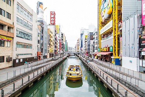 Wer Dotonbori von einer beschaulicheren Seite erleben möchte, macht einen Trip mit einem der Ausflugsboote auf dem gleichnamigen Kanal. - © Osaka Convention & Tourism Bureau/dpa-tmn