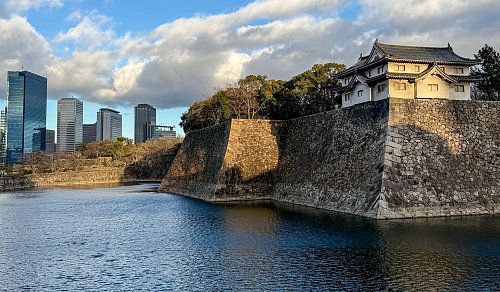 Perspektive der Gegensätze: Skyline und Burg von Osaka. - © Ralf Johnen/dpa-tmn
