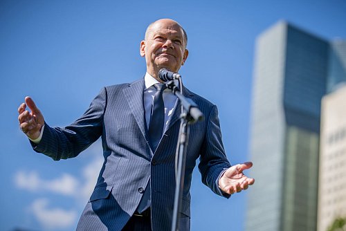 Der Kanzler wohnt in Brandenburg - war aber am Wahltag weit weg in den USA. - © Michael Kappeler/dpa