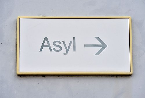 Asylbewerber, die voraussichtlich ohnehin abgeschoben werden, sollen bis dahin möglichst in den Landeseinrichtungen bleiben. (Symbolbild) - © Uli Deck/Deutsche Presse-Agentur GmbH/dpa