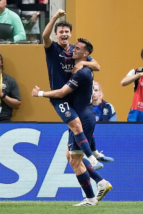 Auch in den USA haben die PSG-Profis, hier João Neves (l) und Fabián Ruiz beim Achtelfinalerfolg gegen Inter Miami, bislang viel zu feiern. - © Brynn Anderson/AP/dpa