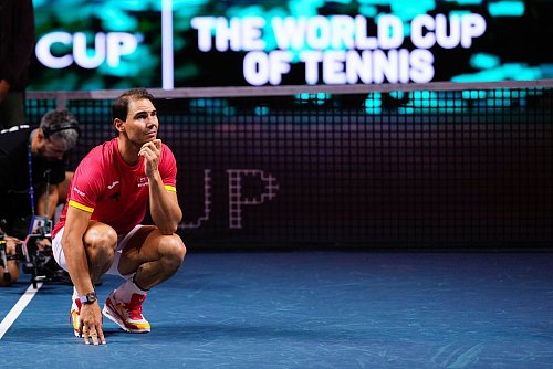 Rafael Nadal verfolgt gerührt die Videobotschaften langjähriger Weggefährten. - © Manu Fernandez/AP/dpa