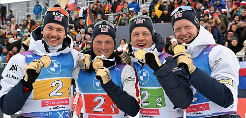 Sturla Holm Laegreid (l), Endre Stroemsheim (daneben) und Johannes Thingnes Bö (r) stehen zusammen im letzten Rennen auf dem Treppchen. - © Martin Schutt/dpa