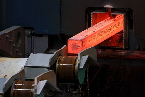 Die deutsche Stahlindustrie leidet unter der Krise in Abnehmerbranchen, vor allem der Autoindustrie. (Archivbild) - © Jan Woitas/dpa