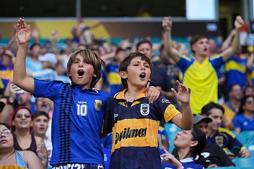 Junge Fans feuern ihre Mannschaft an. - © Marta Lavandier/AP/dpa