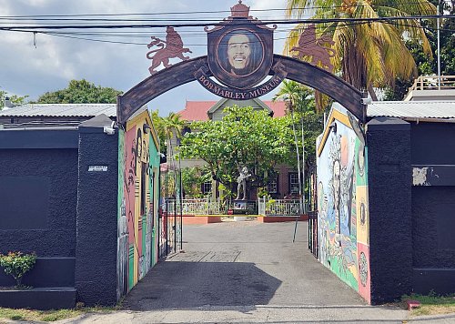 Bob Marleys Konterfei ziert das Eingangstor zu seinem früheren Haus in Kingston, dem heutigen Bob Marley Museum. (Archivbild) - © Nick Kaiser/dpa