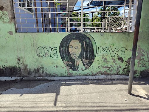 Bob Marley wird in seiner Heimat Jamaika als Nationalheld verehrt. (Archivbild) - © Nick Kaiser/dpa