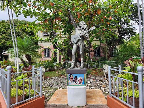 Eine Statue Bob Marleys steht vor seinem ehemaligen Haus auf Jamaika, das heute ein Museum ist. (Archivbild) - © Nick Kaiser/dpa