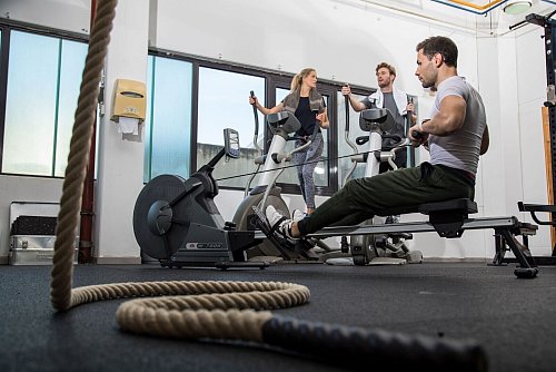 Macht den Weg zum Klimmzug leichter: Training an der Rudermaschine. - © Christin Klose/dpa-tmn
