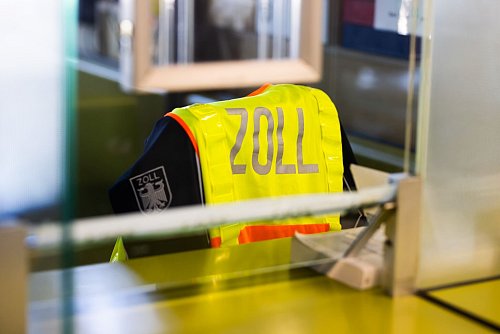 Damit es bei der Rückkehr keine unangenehmen Überraschungen beim Zoll gibt, ist es wichtig, sich rechtzeitig zu informieren. - © Philipp von Ditfurth/dpa