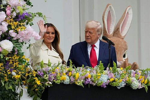 Präsident Donald Trump und First Lady Melania Trump stehen auf dem Balkon des Blauen Zimmers während des White House Easter Egg Roll. - © Alex Brandon/AP/dpa