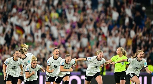 Völlig losgelöst: die deutschen Spielerinnen nach dem Halbfinal-Einzug. - © Sebastian Gollnow/dpa