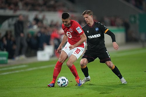 Der Karlsruher SC um Dzenis Burnic (r) hatte seine Mühe mit den Kickers Offenbach um Dimitrij Nazarov. - © Thomas Frey/dpa