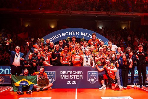 Wieder deutscher Meister: die Berlin Volleys. - © Julius Frick/dpa