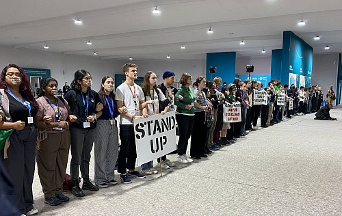 Am späten Abend demonstrierten Klimaaktivisten vor dem Plenarsaal. - © Torsten Holtz/dpa