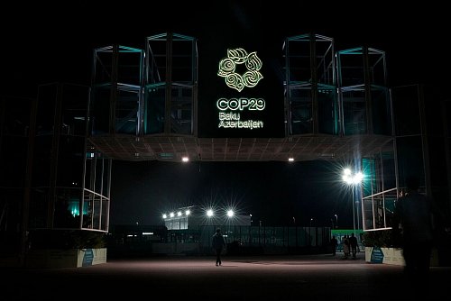 Erst nach mehr als 30 Stunden Verspätung gelang der Durchbruch. - © Rafiq Maqbool/AP