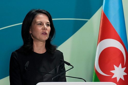 Die Außenministerin versprach: Deutschland werde «liefern». - © Rafiq Maqbool/AP/dpa